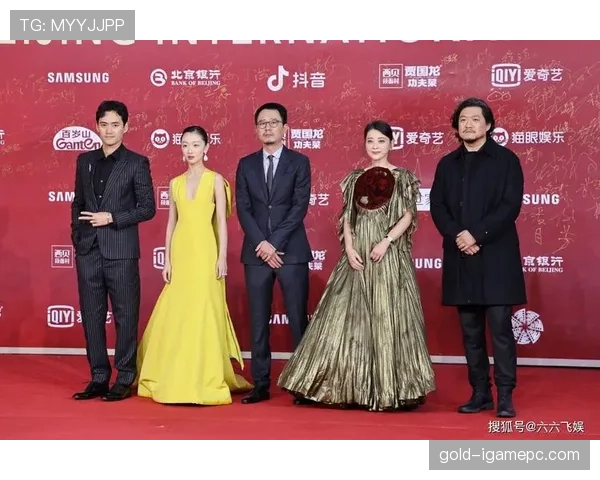 张怡宁礼服一脱回家换拖鞋刷碗 红毯到厨房的反差让人懵