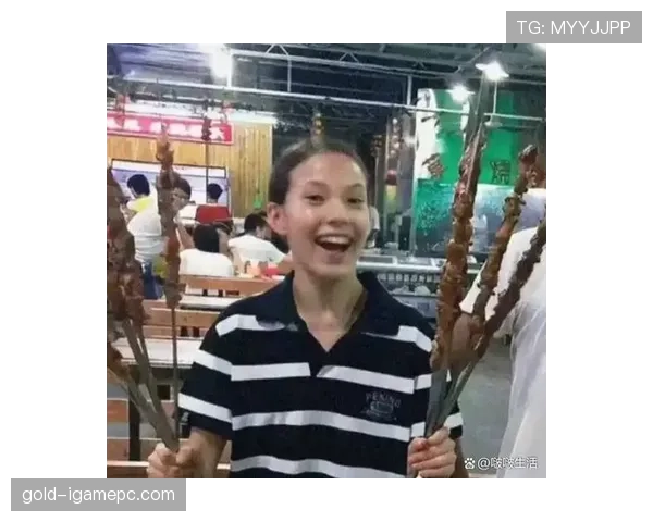 谷爱凌拿着名牌包啃街边烤串的图,反差太上头,像在看明星真人秀 谷爱凌拿着名牌包啃街边烤串的图,反差太上头,像在看明星真人秀